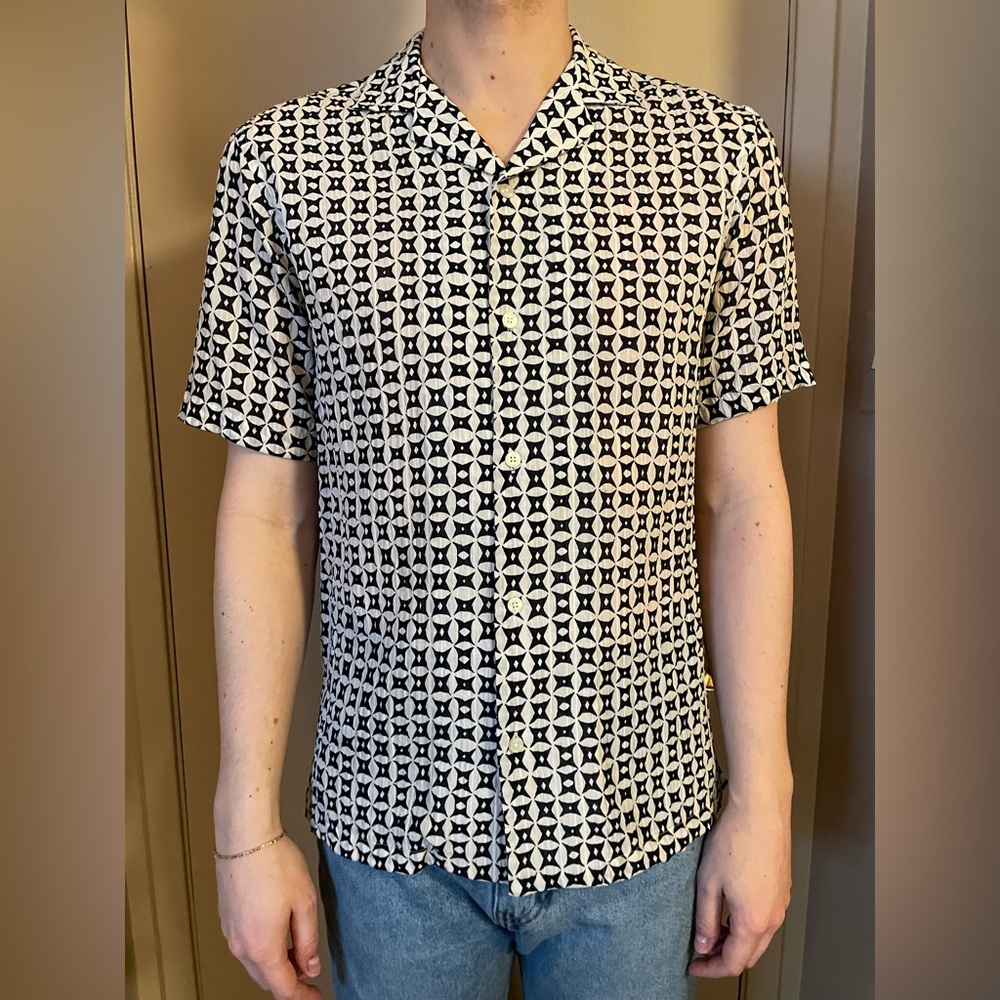 Zara Men’s Black and Cream Casual Button Down Shirt with Geometric Print
